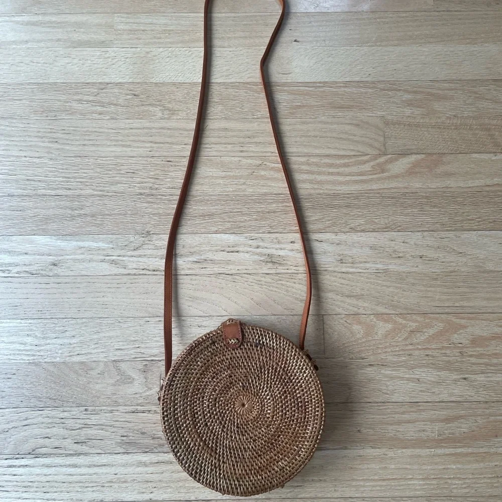 Round Rattan Crossbody Purse New Without Tags - Picture 7 of 8